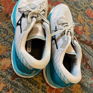 MIZUNO Wave Knit Women's running shoes, NEVER WORN, size 8.5